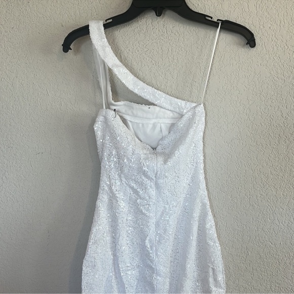 New SUPERDOWN Cicely Mini Dress in White one shoulder - Picture 6 of 9
